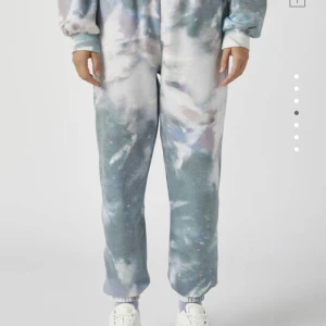Tie dye mjukisbyxor  - Helt oanvända mjukisbyxor från pull and bear! Säljer då dem var för små för mig. Bra och mysigt kvalite. Jag har strl small som dessa men de var för små så jag skulle säga att den snarare är XS. Men om man gillar att de sitter tajt så sitter dem bra om du är strl S. Köpt i Spanien.