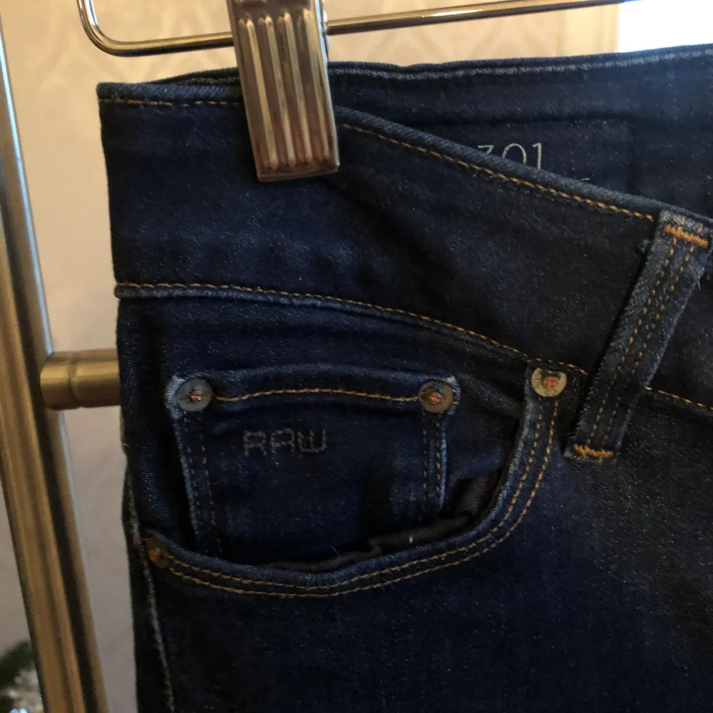 Jeans från G-Star Raw, passar en storlek S. Lågmidjade. Något använda men i mycket bra skick. Nypris ca 1400kr. Jeans & Byxor.