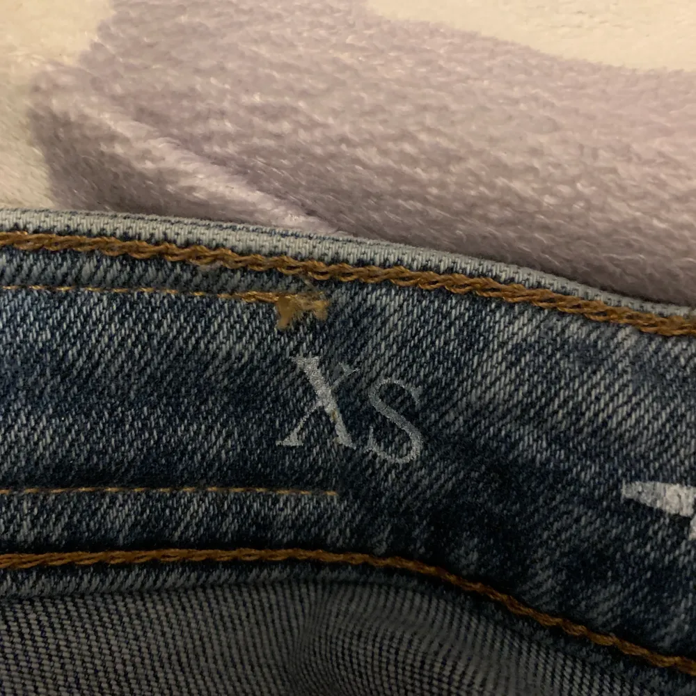 Ljusblåa bootcut jeans från bikbok. De är långa i modellen, passar 170+ om man inte vill ha de allt för långa. Säljer pga inte min stil, köpta för 599kr. Diskuterar gärna pris. Jeans & Byxor.