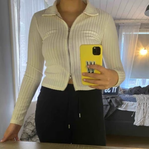  - Tröja med dragkedja. Använd fåtal gånger, säljer pågrund av lite för liten storlek. 