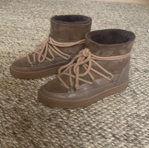 Inuikki - Bruna inuikki skor i storlek 40. Jag har normalt sätt storlek 38-39 men storlek 40 valde jag då de satt bäst. Endast använda ett fåtal gånger.