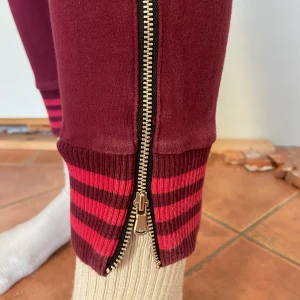 mjukisbyxor/träningsbyxor från adidas  - Byxorna är en sample version av Adidas Neos kollektion som bara släpptes i Östasien, de har en fin vinröd färg, de är slim fit och höga i midjan 