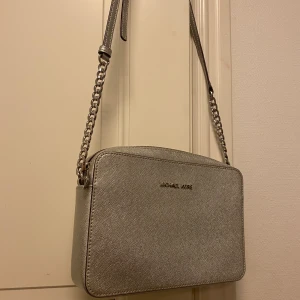 Michael Kors crossbag  - Äkta, köpt i Mall of Scandinavia. Knappt använd och som i ny form! 