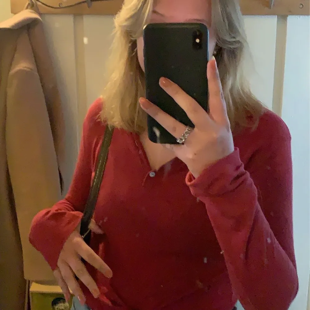 Vinröd tröja från zara, köpt på Plick men inte min stil längre:/ Första bilden är hennes, men den sista är min egna! . Tröjor & Koftor.