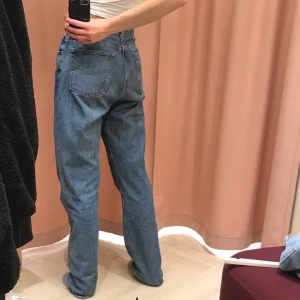 Baggy jeans - Baggy jeans köpta second hand för 200! Har sytt in dom i midjan så de är endast lite för stora för mig. Är inte så bra på att sy in så sömmarna är lite konstiga!💕  jag är 1.75 och de är långa på mig så skulle säga att de passar 1.75-1.85 eller nåt(: