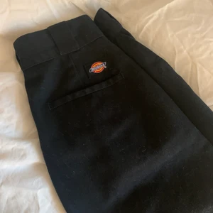 Kostymbyxor Dickies  - Säljer mina favorit kostymbyxor😩pga att dom börjar bli för små. Väldigt bra skick då jag inte haft jättemycket användning av de för jag tyckt de var lite för små hela tiden. Det är dam modellen på dickies kostymbyxor köpta för ca 1,5 år sedan på carlings för 699kr buda från 300🐅🖤 skicka om för fler bilder!