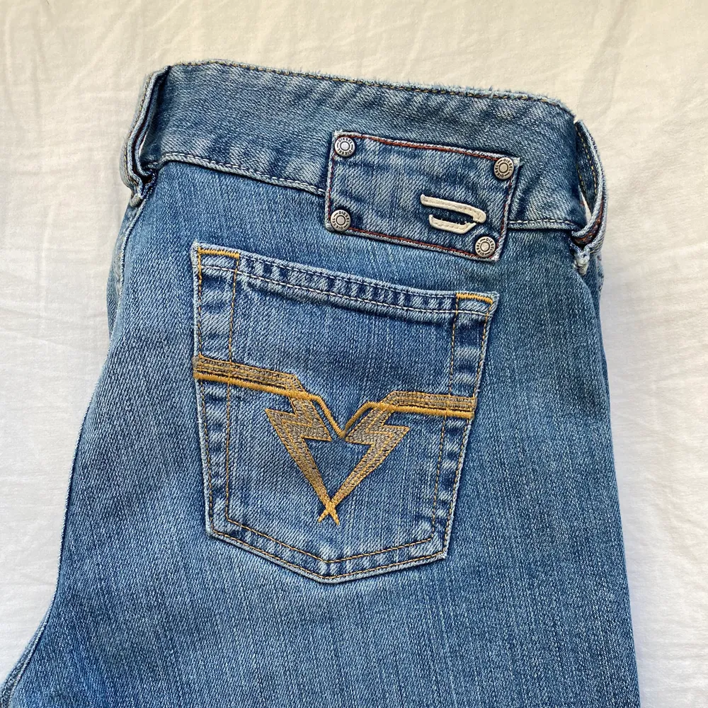 Sjukt fina lågmidjade diesel jeans från tidigt 00-tal, säljer då de tyvärr är lite för långa för mig:/ jag är 170, buda (bud+frakt). Jeans & Byxor.
