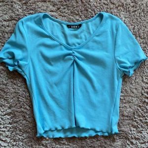 Shein topp - Jättefin topp från shein, den är aldig använt och i bra skick. Säljer då det inte är min stil längre! 69 + frakt
