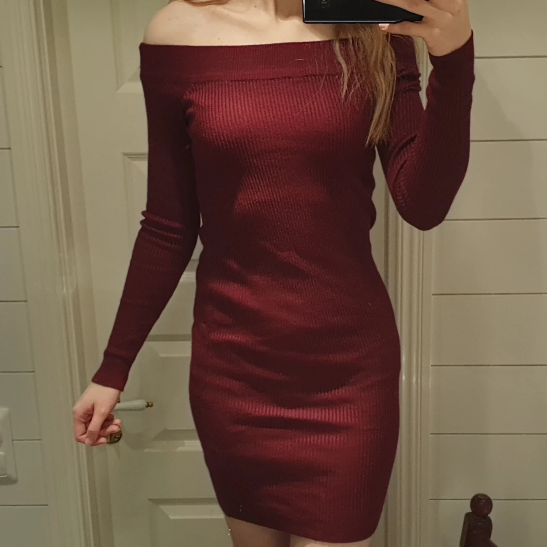 Mörkröd varmare klänning