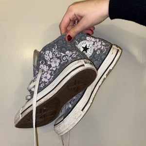 Grå/lila converse - Converse med grå mönstrade döskallar och rosa/lila blommor på, storlek 36,5, går att tvätta av lite grann