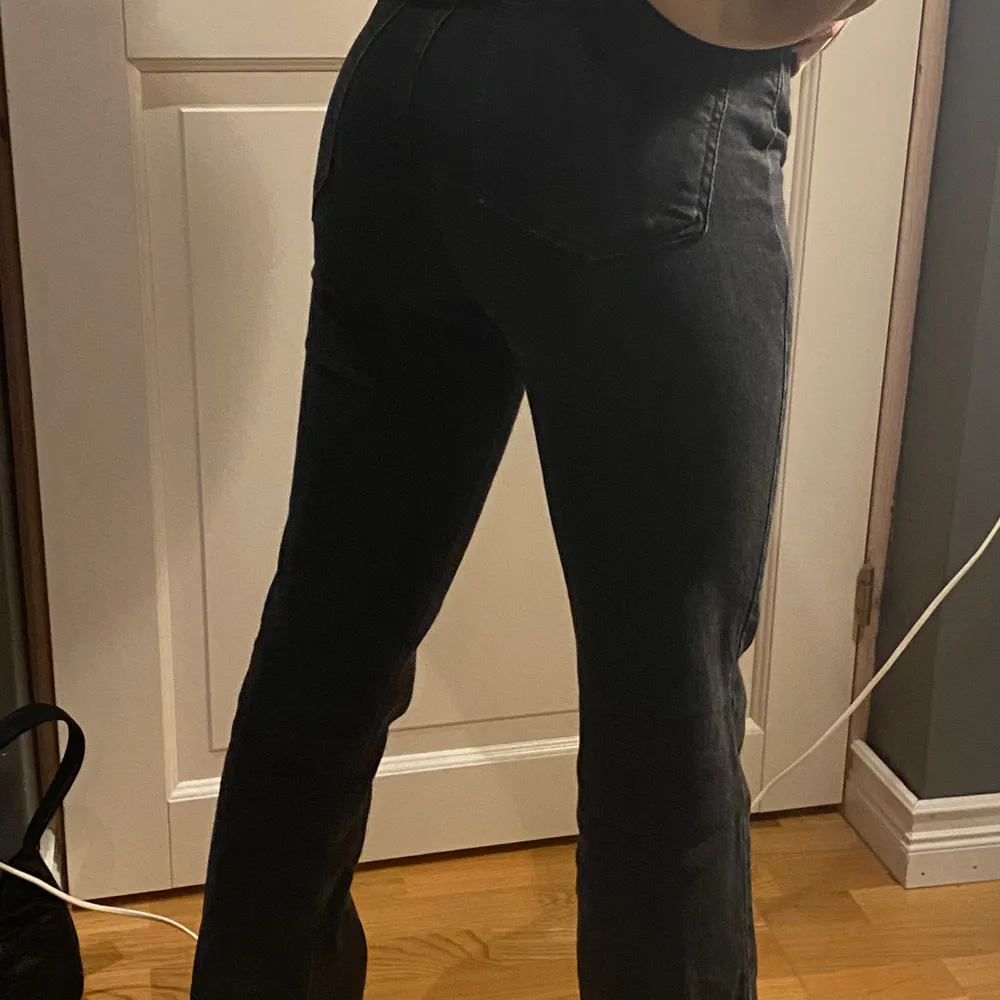 Super snygga och sköna mom jeans från Gina Tricot, svarta storlek 36. 150kr+ev frakt. Jeans & Byxor.