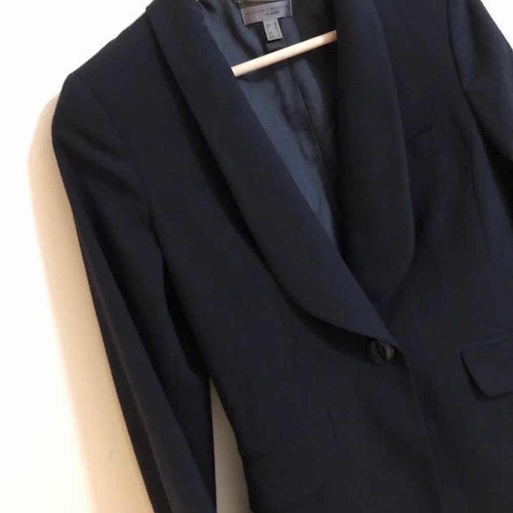 Mango famous collaboration with Penelope Cruz. Dark blue wool blazer in size 38. Pick up available in Kungsholmen. Please check out my other items! :). Kostymer.