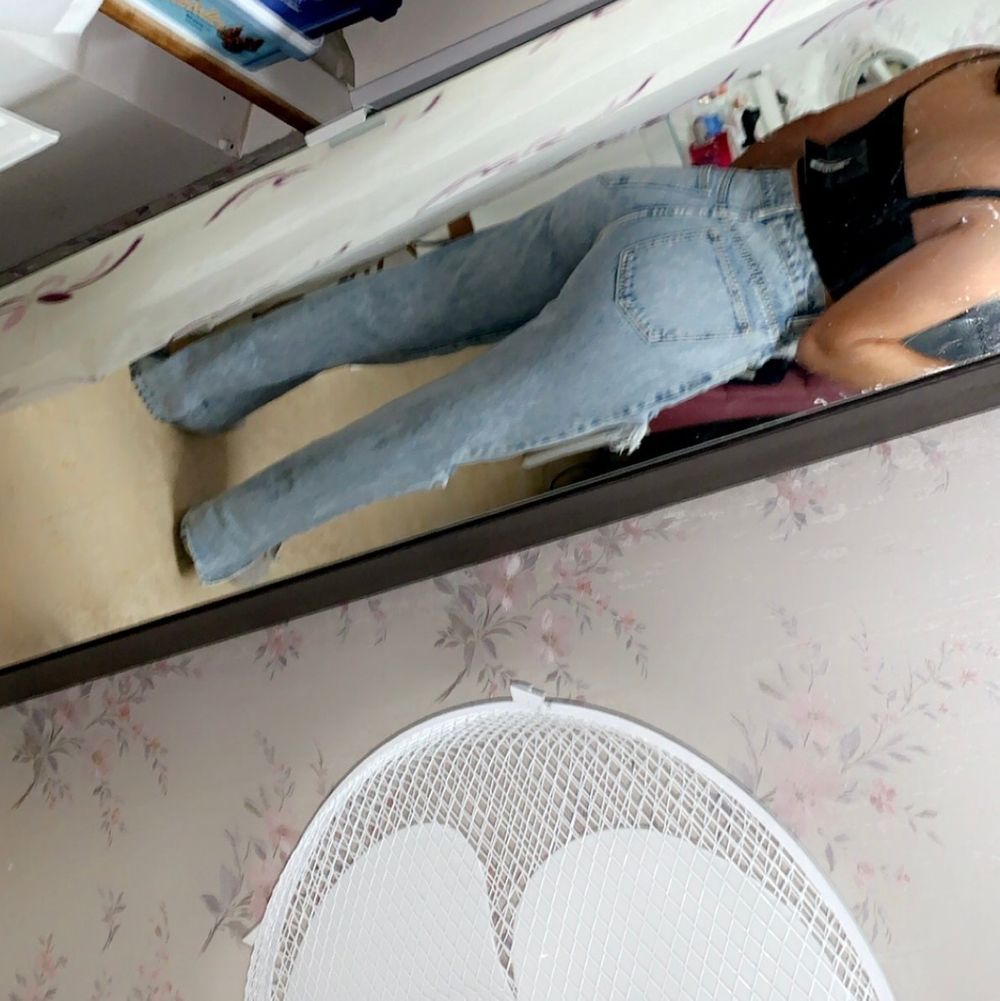 Jeans i storlek 8, alltså 36, från prettylittlething. I petite och skulle säga att de är lite små i storleken så en liten 36a. De är för tajta för mig men passar perfekt i längden för min stil som är 163 cm lång. Köpta för 30 brittiska pund så motsvarar alltså ungefär 330 kr exklusive frakt som kostar ungefär 80 kr. Alltså sammanlagt 410. Buda från 250. De är helt nya med alla prislappar kvar.. Jeans & Byxor.