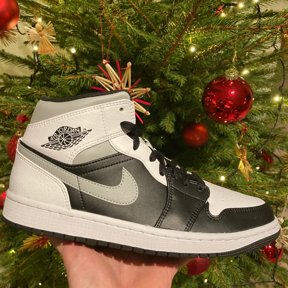 Säljer två par Air Jordan Shadow White! Finns i 42 och 43! Skorna är självklart äkta och kvitto samt bevis från Nike finns! Skorna är helt nya och aldrig testade!😊. Skor.