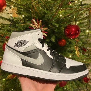Air Jordan 1 Mid Shadow White - Säljer två par Air Jordan Shadow White! Finns i 42 och 43! Skorna är självklart äkta och kvitto samt bevis från Nike finns! Skorna är helt nya och aldrig testade!😊