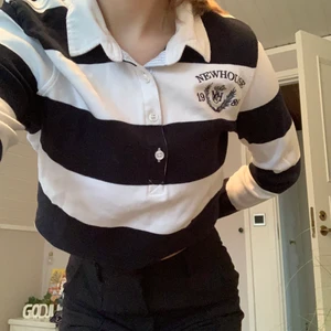 Tröja - Jättefin randig tröja som inte kommer till användning. Strl S men passar även M och XS beroende på hur man vill att den ska sitta. Köparen står för frakt 💛