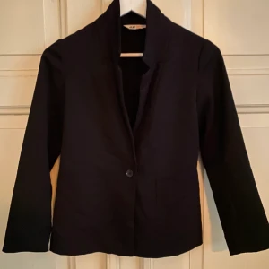 Svart H&M Kavaj storlek 152 - Svart H&M Kavaj storlek 152. Nyskick, frakt tillkommer