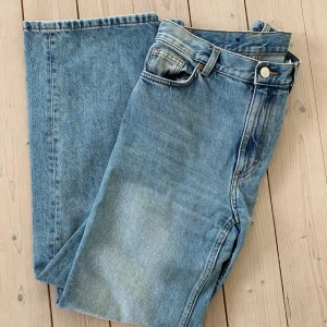 Blåa monki jeans - Blåa vida jeans från monki i storlek 27. Säljer för har ingen användning av de längre och de behöver därför en ny ägare. Säljer för 80 kr + frakt