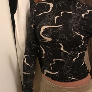 Mönstrad polotröja - Tight mönstrad polotröja från Gina Tricot i storlek XS, helt oanvänd!🖤🤍