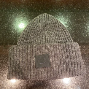 Acne Studios Mössa - Säljer min grås acne studios mössa! Använd bara ett fåtal ggr, släpper för 500kr vid snabb deal 😇 One Size, 56cm - men är töjbar så passar de allra flesta
