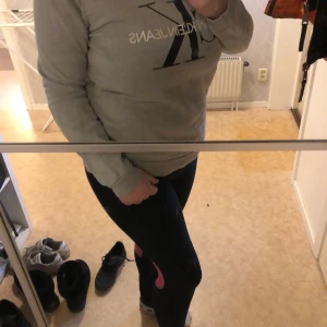 Calvin Klein  - Tröja som aldrig kommer till användning längre tyvärr, så då är de bättre att den får komma till nån annan som använder den. Köparen står för frakten