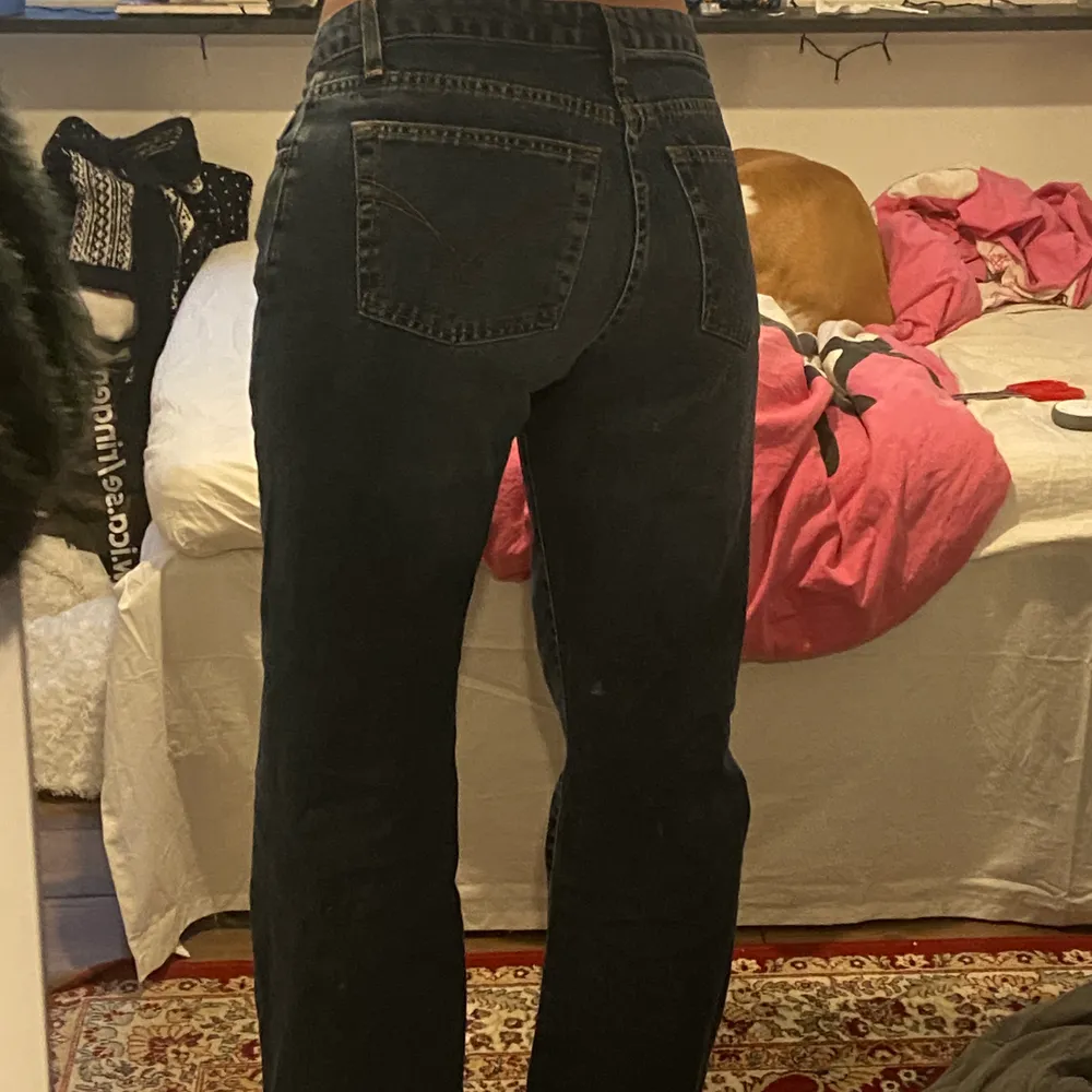 Blåa jeans som är för små. skulle säga storlek 30 typ , i midjan alltså, jag är 165cm💕  först till kvarn👍🏼 . Jeans & Byxor.