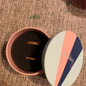 Ringa från Jane Konig - the rings in gold plated. Size 48 for the big impression ring and size 46 for the small impression ring. 1000kr för både.  Big Impression Ring i 18 karat förgyllt sterlingsilver, web pris 1000kr  Small Impression Ring i 18 karat förgyllt sterlingsilver, web pris 700kr