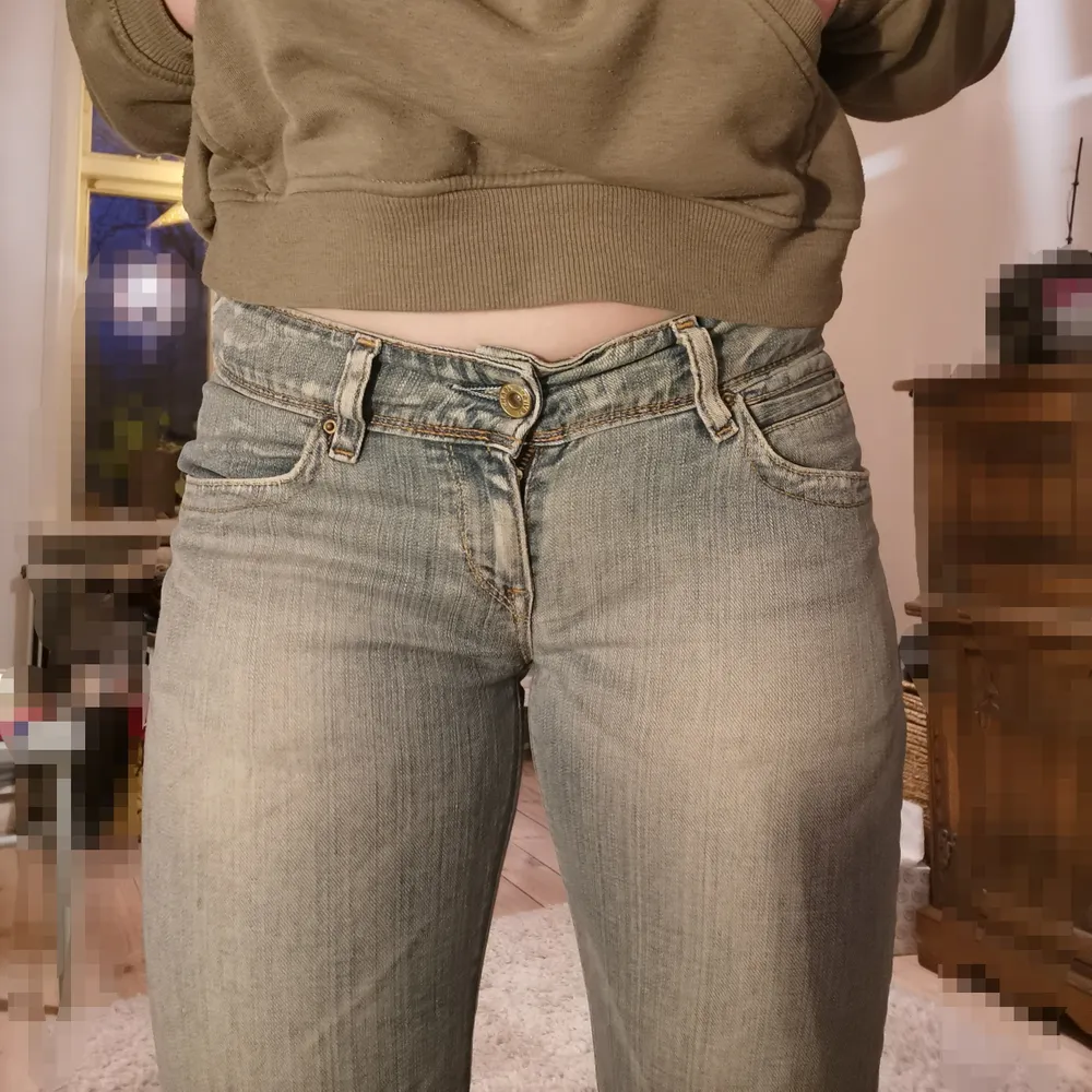 Ljusblå Levis jeans 570 straight fit med låg midja. Står ingen storlek men skulle gissa att dom är mellan 24-26 i midjan. Frakt tillkommer. Ca 82 cm runt midjan. Innerbenet är ca 75 cm. Frakt tillkommer. 💕Bilderna hur dom sitter på mig är inte så bra pga att dom är för små på mig. . Jeans & Byxor.