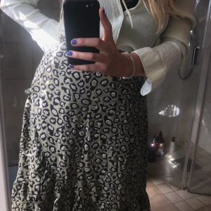 Mönstrad kjol - Mörkgrön/vit/svart halvlång mönstrad kjol med volang längst ner. Inköpt förra sommaren och har används 1-2 ggr ☀️🌿🌸🌻🌻