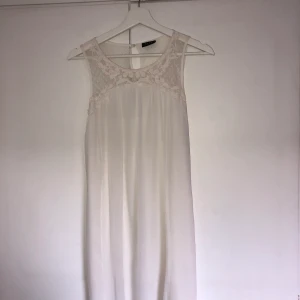 Vit klänning - En jätte fin och söt klänning från villa, använd vid ett tillfälle