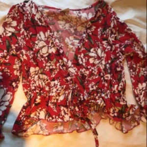 Röd topp - 100 kr inklusive frakt 