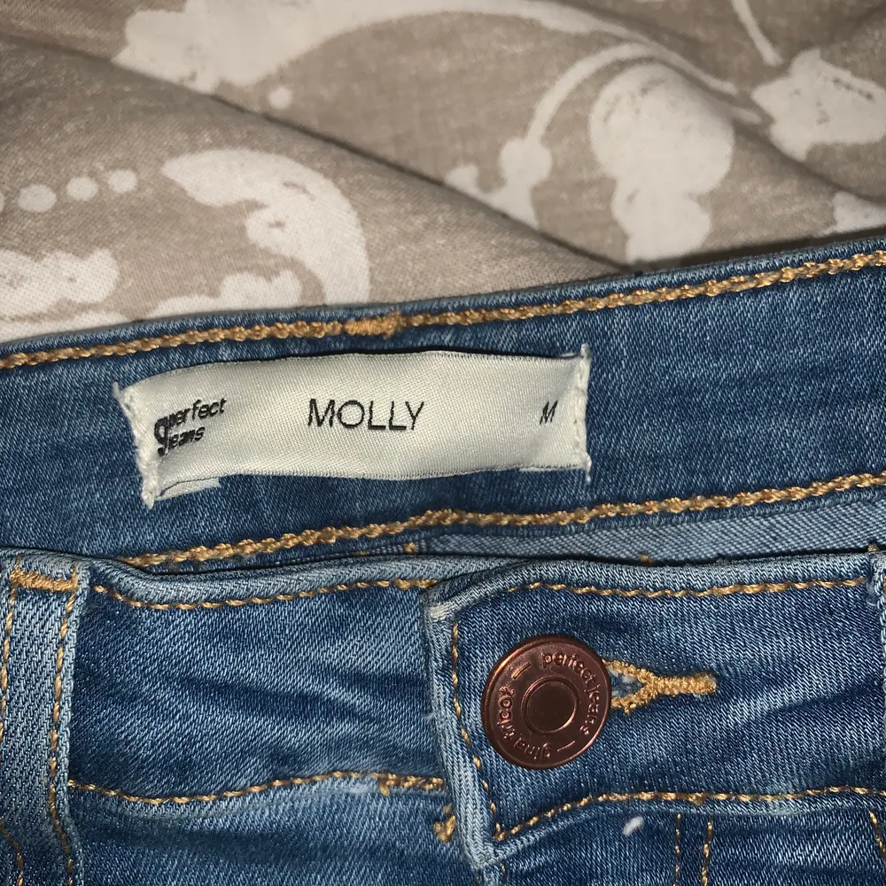 Klassiska högmidjade jeansen från GinaTricot i modellen Molly. Storlek M, passar dig som normalt bär S. Köparen står för frakten. . Jeans & Byxor.