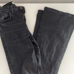 Utsvängda zara jeans - Bootcut jeans från zara, använda men bra skicka, de är inte högmidjade, mer mellan! Passar mig som är ca 170 bra i längden men absolut kortare o någon som är några cm längre