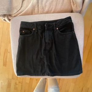 Svart jeans kjol  - Svart jeans kjol från HM stl 34