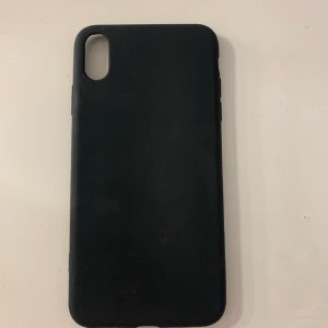 Svart skal iPhone XS MAX - Säljer detta superfina matt-svarta silikonskal till iPhone XS MAX                                                     Säljer pga. köpte till fel modell så det är helt oanvänt och är i jättebra skick