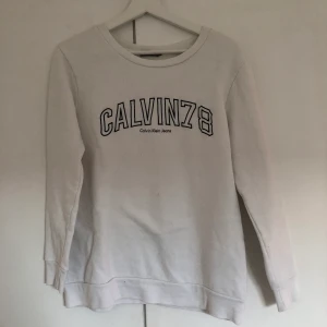 Calvin Klein tjocktröja  - Vit Calvin Klein tjocktröja som är knappt använd, endast fåtal gånger