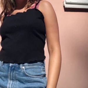 Linne med spets  - Jättefint linne från Mango med spets band! Nästintill oanvänd! Storlek M men passar allt mellan Xs till M. Skriv för fler bilder :) pris kan självklart diskuteras <3