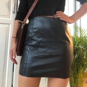 Skinnkjol - En favorit!! Superbekväm och lite längre på låren vilket är skönt!! Dragkedja i bak! 🧚🏼 Köparen står för frakt!! 59kr🧚🏼🧚🏼 (möjligen 42kr om den får plats i de lilla fraktpaketet från postkort!)