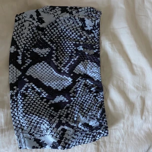 Ormmönstrad bandaeu topp - Bandaeu topp från booho storlek 38, 30 kr + frakt. Möjligtvis någon tråd som sticker ut men inget mer än så