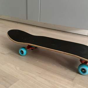 Ny skateboard använd 2 ggr. Sälj pga dumt spontan köp då ja inte ens kan åka skateboard. Nypris 349kr
