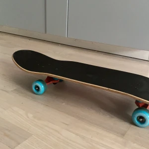 Skateboard  - Ny skateboard använd 2 ggr. Sälj pga dumt spontan köp då ja inte ens kan åka skateboard. Nypris 349kr