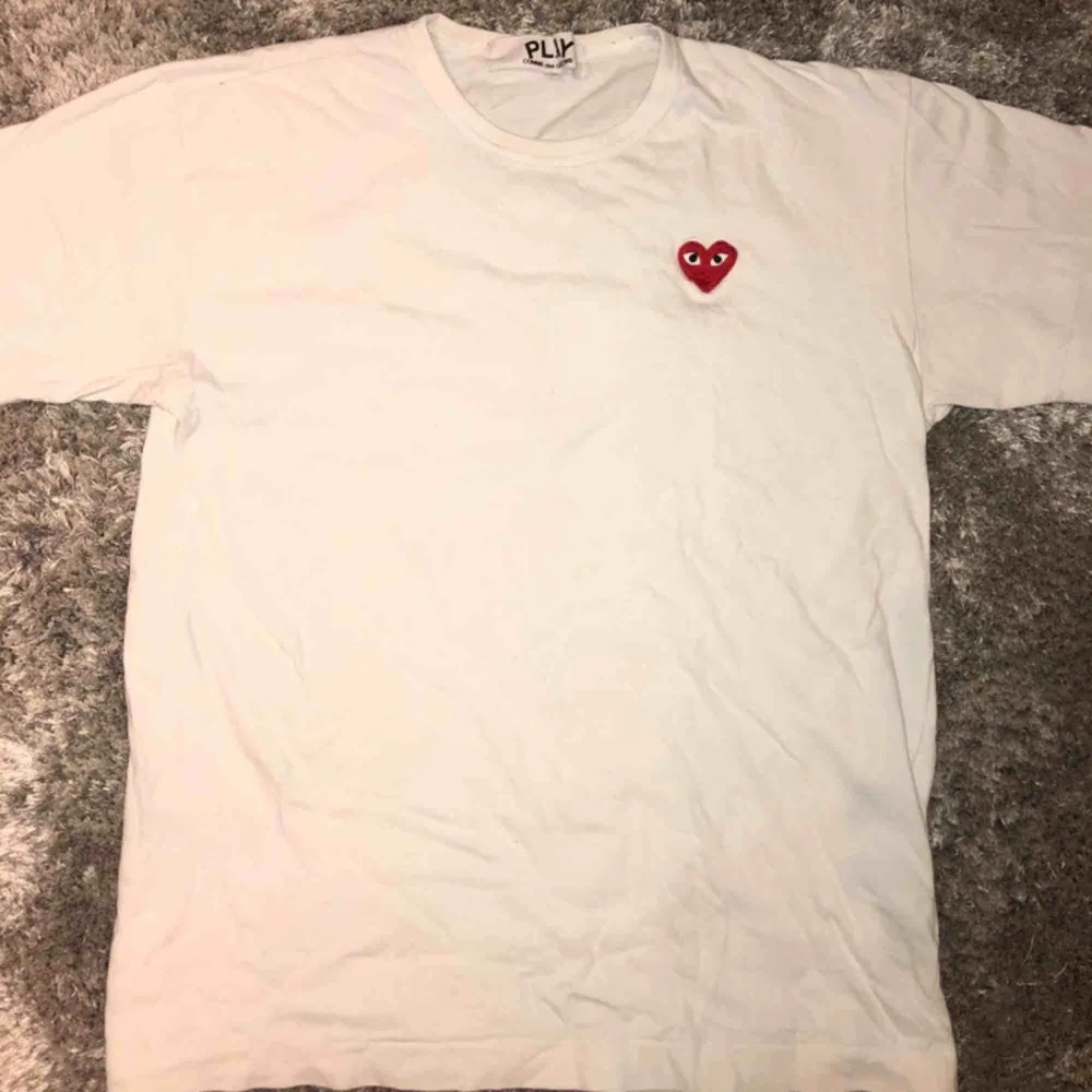 Comme des garcons play collection t-shirt köpt på Aplace i stockholm för 899kr vilket visar att den är äkta. Det står XL på tröjan men den är tvättad samt i japansk storlek och därmed sitter som en medium.. T-shirts.