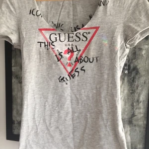 Guess  - T-shirt Guess , i ny skick .
