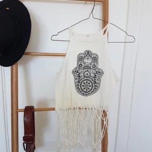 Croppat linne - Härligt linne med coolt tryck och fransar. Passar xsmall och small. Frakt ingår :)