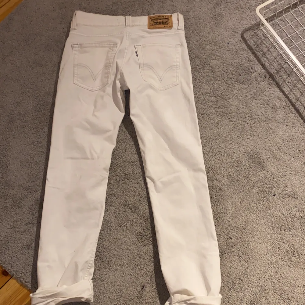 Vita vintage Levis jeans med lite ljusare grå söm, lågmidjade och ganska stora i storleken. GRATIS FRAKT.         Väldigt mycket 90 tals känsla med dessa just för att dom har lite lägre fickor på rumpan vilket jag tycker är grymt coolt!. Jeans & Byxor.
