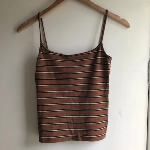 Randigt linne  - Linne storlek S men passar också fint men mer tight och croppad på en medium! 