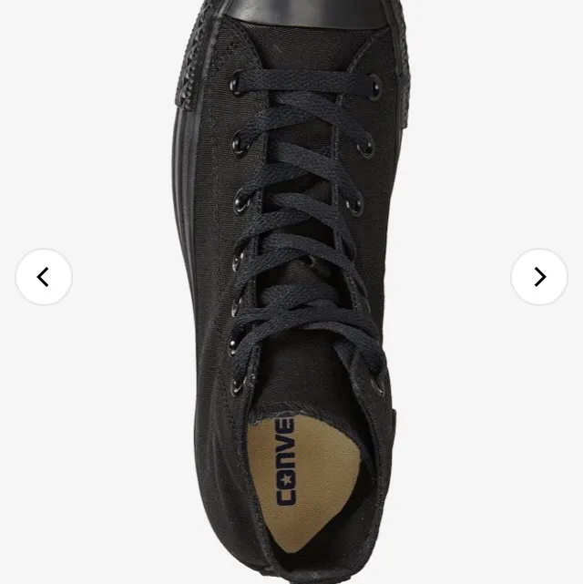 Helsvarta skitsnygga converse i jättebra skick, använda en gång men säljer de för de är lite för små för mig. Storlek 37.. Skor.