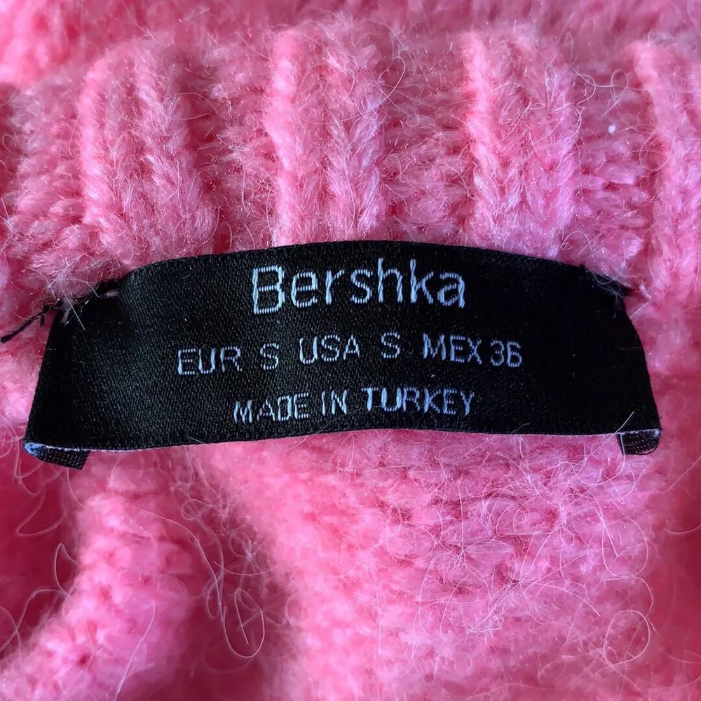 Stickad  tjocktröja från Bershka! Jättejättemjuk och cool rosa färg. Färgen syns bäst på sista bilden. Nästan helt oanvänd. Stickat.
