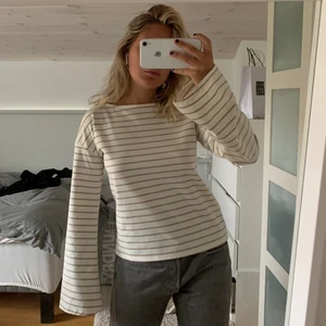 Randig tröja NAKD - Randig tröja från NAKD, använd få gånger. Längre och större ärmar som gör den mer somrig. Storleken är xs men passar mig perfekt som har M.