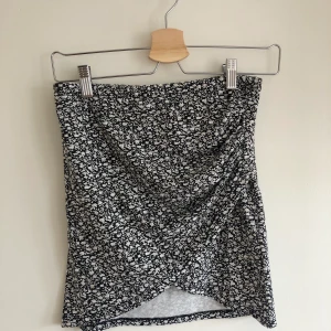 Tight blommig kjol - Kjol från BikBok. Använt Max 5 gånger, passar storlek m men lite kort.